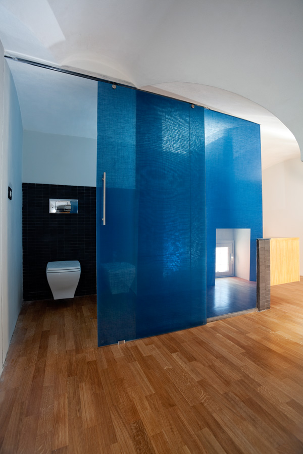 Blue Box house 5 parete vetro blu